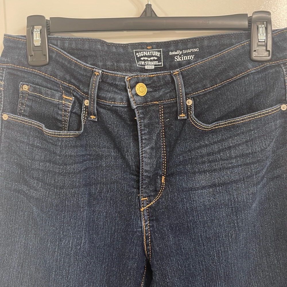 Fits below the waist. No flaws or spots.